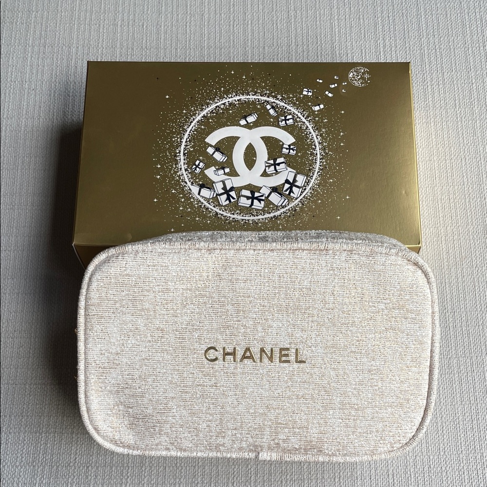 CHANEL limited edition holiday Cosmetic Pouch with snowflake charm - Picture 2 of 14